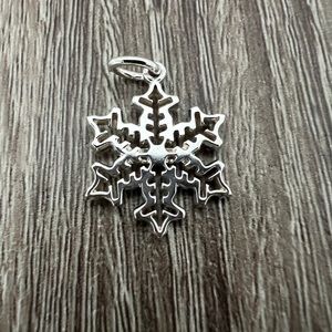 Snowflake‎ charm